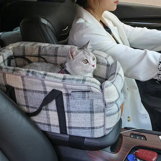 Femme conduisant avec un chat sur la banquette arrière utilisant le Travel Car Seat for Cats - auto siège pour animaux